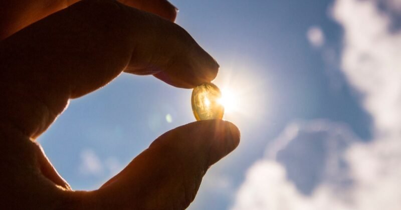 Falta de Vitamina D: Sintomas, Causas, Quando Investigar e Como Tratar falta de vitamina d representada por cápsula ao sol