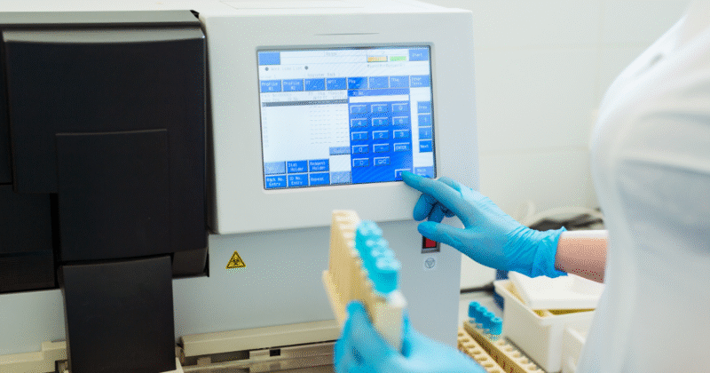 realização do exame tap em automação laboratorial