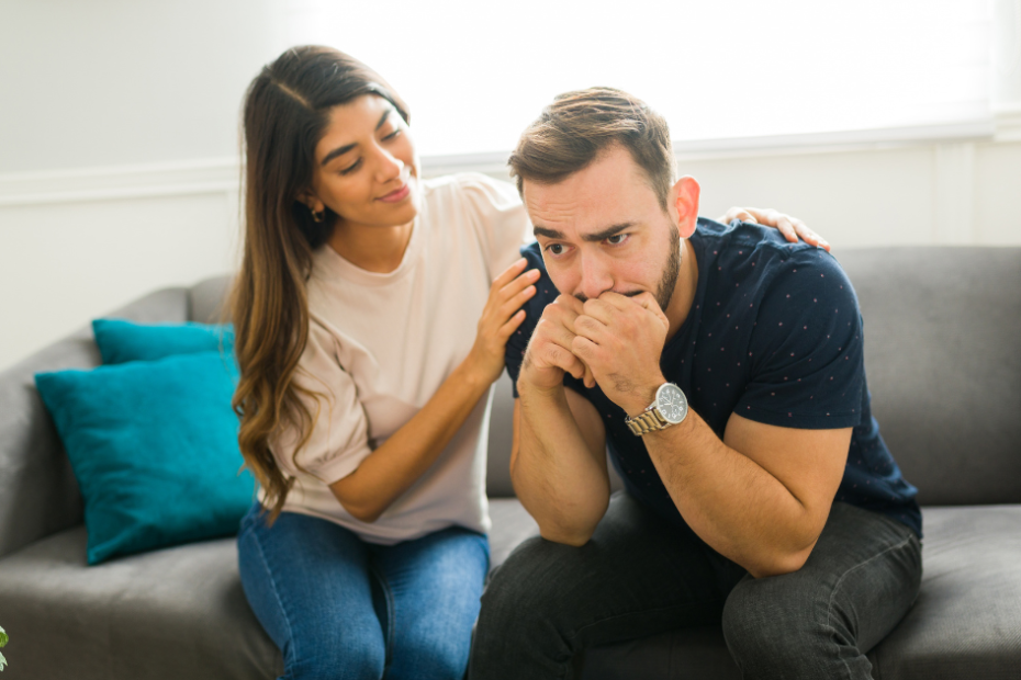 Casal conversando sobre sintomas de herpes genital e diagnóstico da infecção