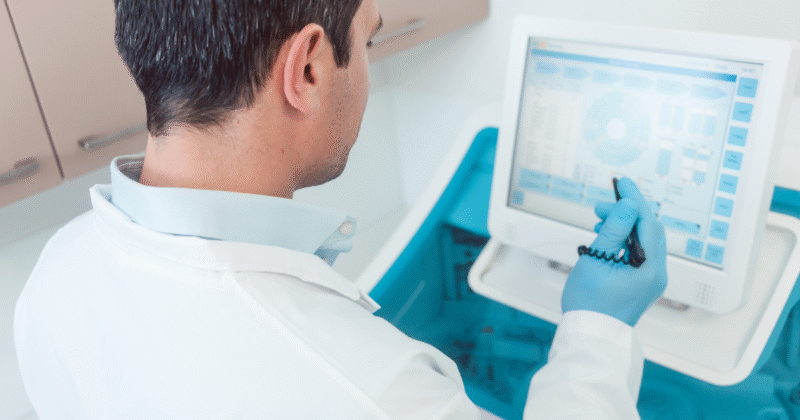 biomedico realizando o exame shbg