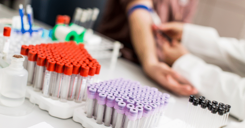 paciente colhendo exame androstenediona no laboratório