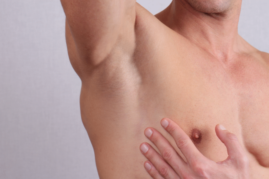 homem se examinando para prevenir a ginecomastia.