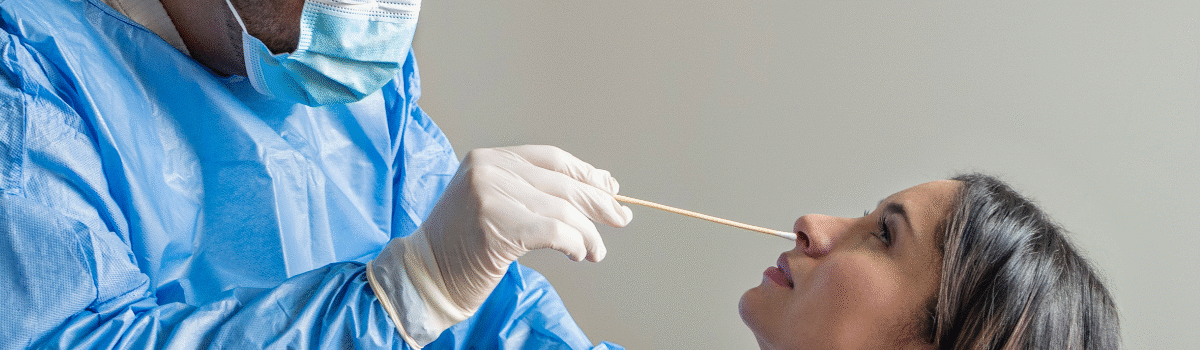 paciente colhendo amostra para teste rápido de covid + influenza A e B