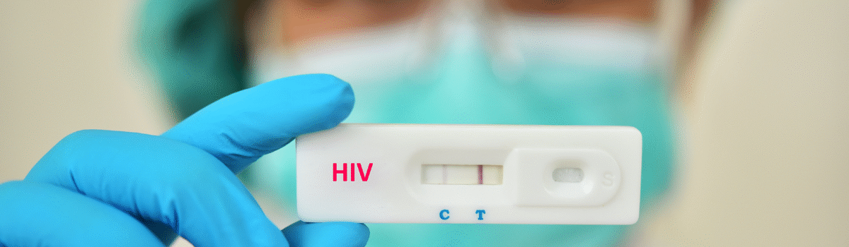 tecnica exibe resultado de teste rápido de hiv