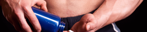 imagem de homem usando testosterona em gel e a importância de realizar o check-up hipertrofia do posenati