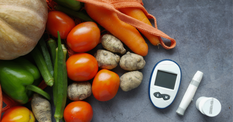 O que é pré diabetes: vegetais frescos ao lado de um glicosímetro, simbolizando a importância da alimentação saudável e dos exames preventivos.