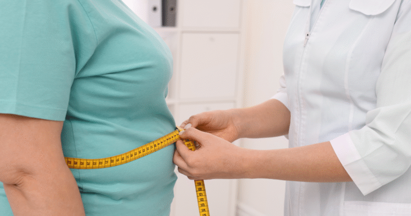 profissional medindo circunferência abdominal. A obesidade é uma das causas da inflamação silenciosa.