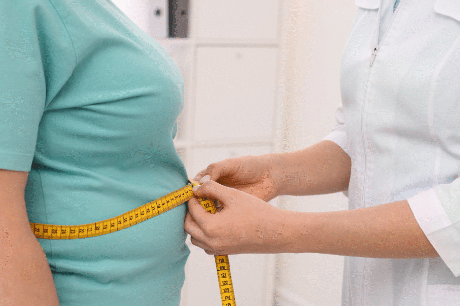 profissional medindo circunferência abdominal. A obesidade é uma das causas da inflamação silenciosa.