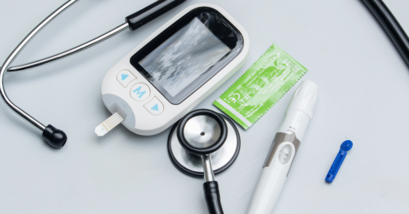 10 principais sintomas da diabetes e quando procurar um médico Aparelho medidor de glicose, lanceta e estetoscópio — instrumentos usados no diagnóstico dos sintomas da diabetes.