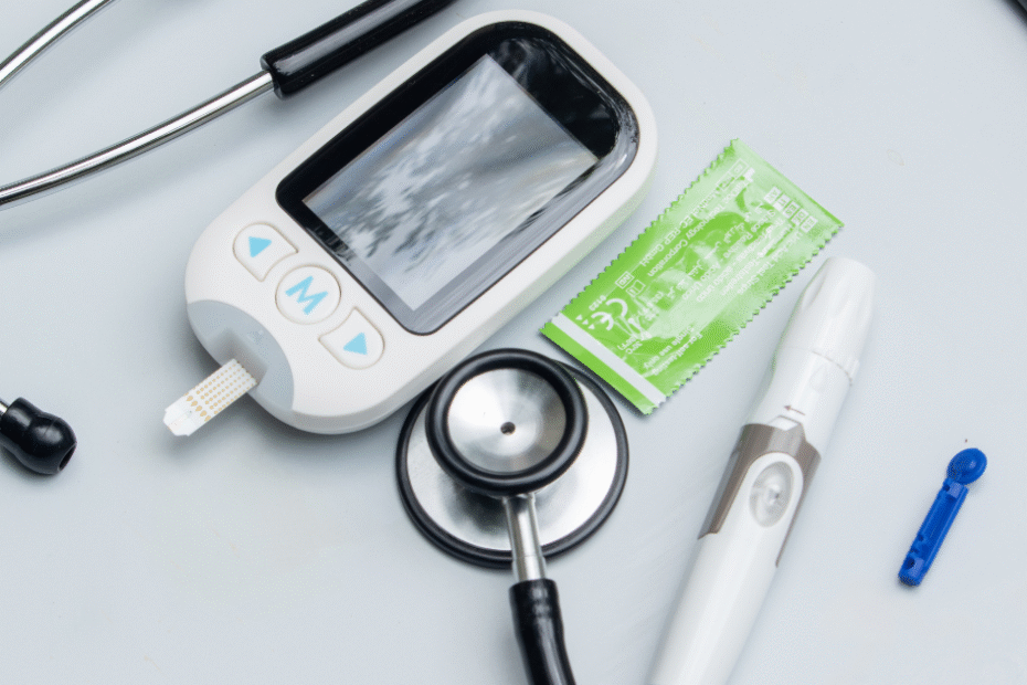 Aparelho medidor de glicose, lanceta e estetoscópio — instrumentos usados no diagnóstico dos sintomas da diabetes.