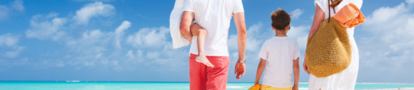 família relaxando após check-up de férias.