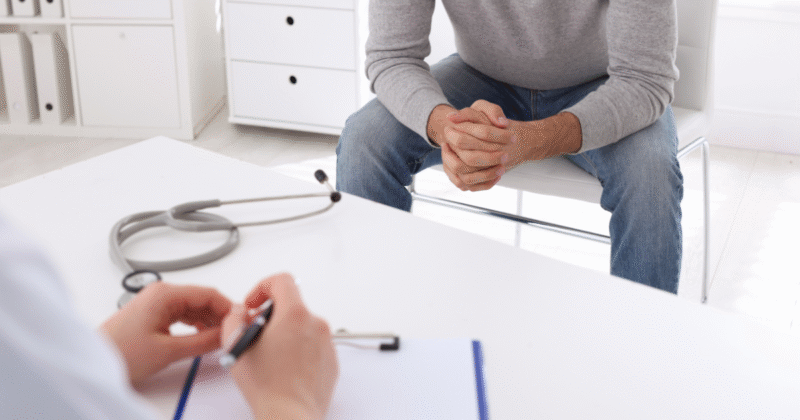 Homem em consulta médica para avaliar sintomas e exames relacionados ao HPV em homens
