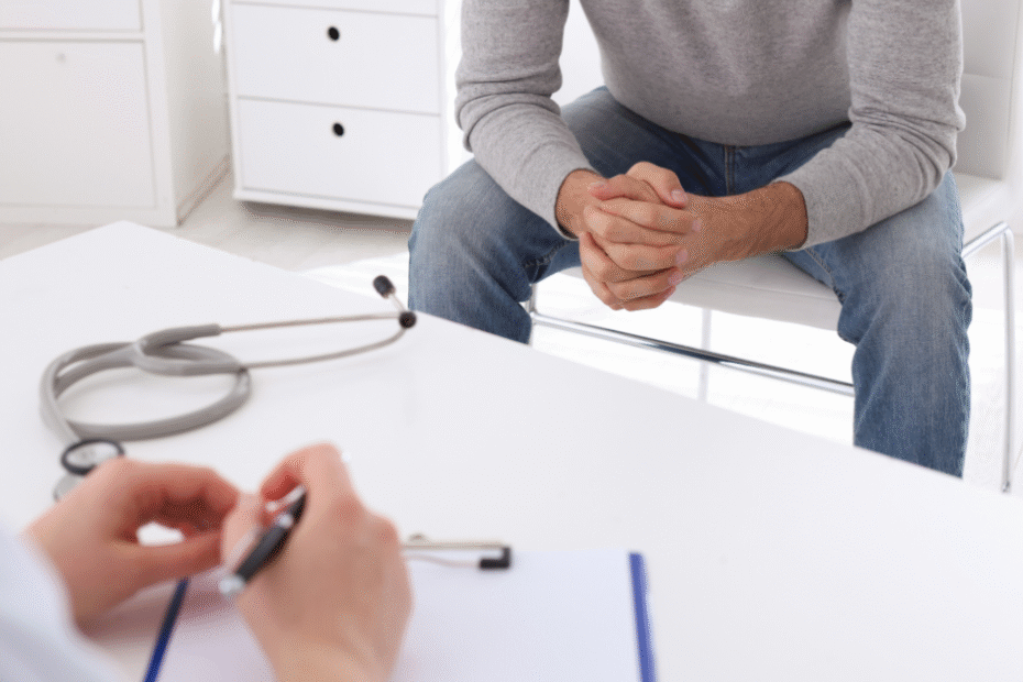 Homem em consulta médica para avaliar sintomas e exames relacionados ao HPV em homens