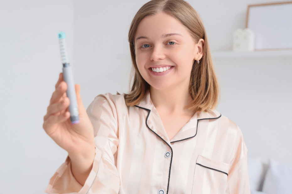 Mulher segurando seringa antes de exame de progesterona na FIV