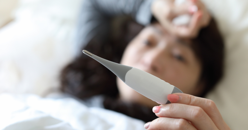 mulher prostada com febre baixa persistente.