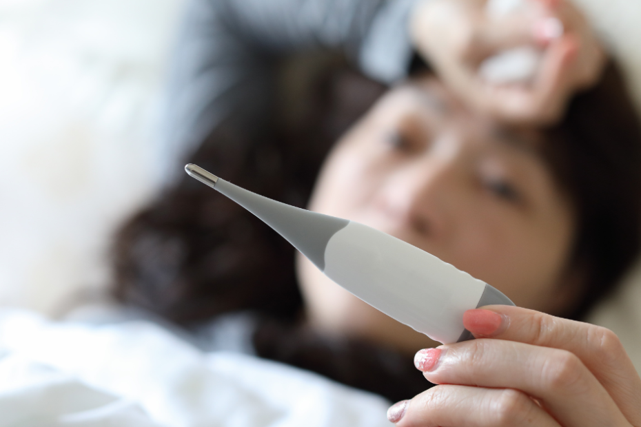 mulher prostada com febre baixa persistente.