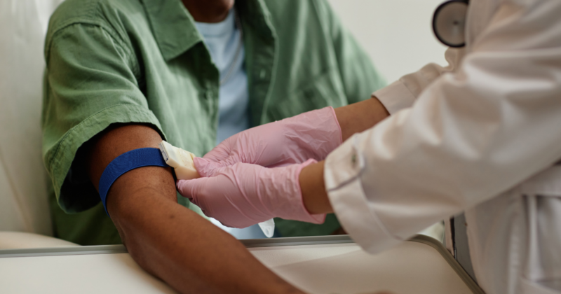 Enfermeira realizando coleta de exame de sangue particular