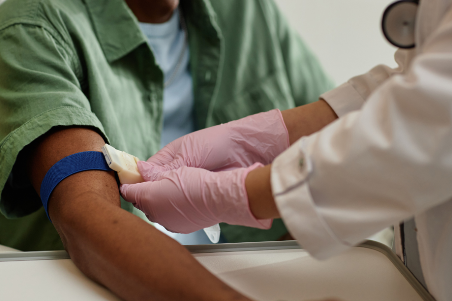 Enfermeira realizando coleta de exame de sangue particular