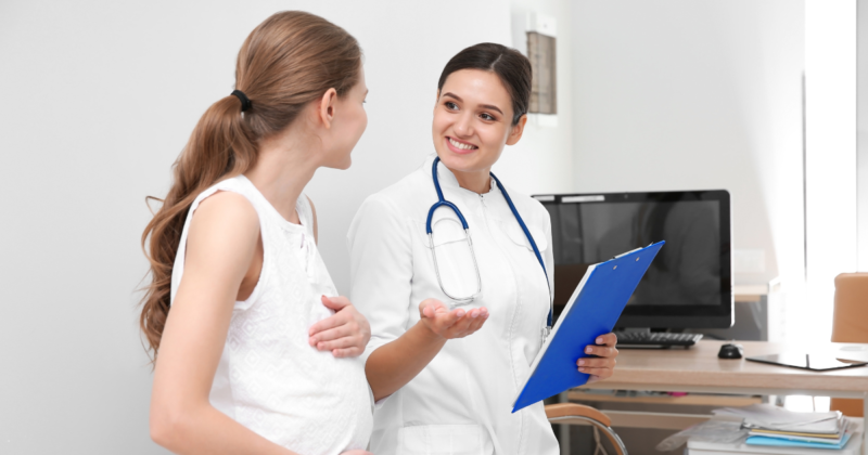 HTLV na gravidez: gestante em consulta de pré-natal com profissional de saúde