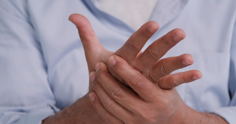 Formigamento nas mãos pode ser sintoma de beribéri.