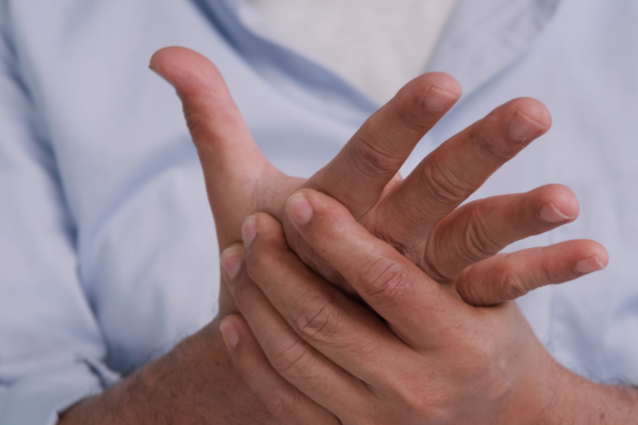 Formigamento nas mãos pode ser sintoma de beribéri.