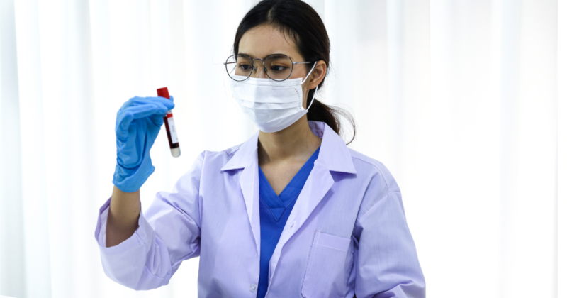 Profissional de laboratório analisando tubo de sangue para exame de insulina livre