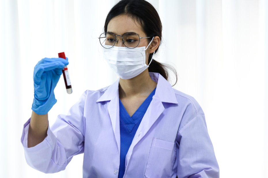 Profissional de laboratório analisando tubo de sangue para exame de insulina livre