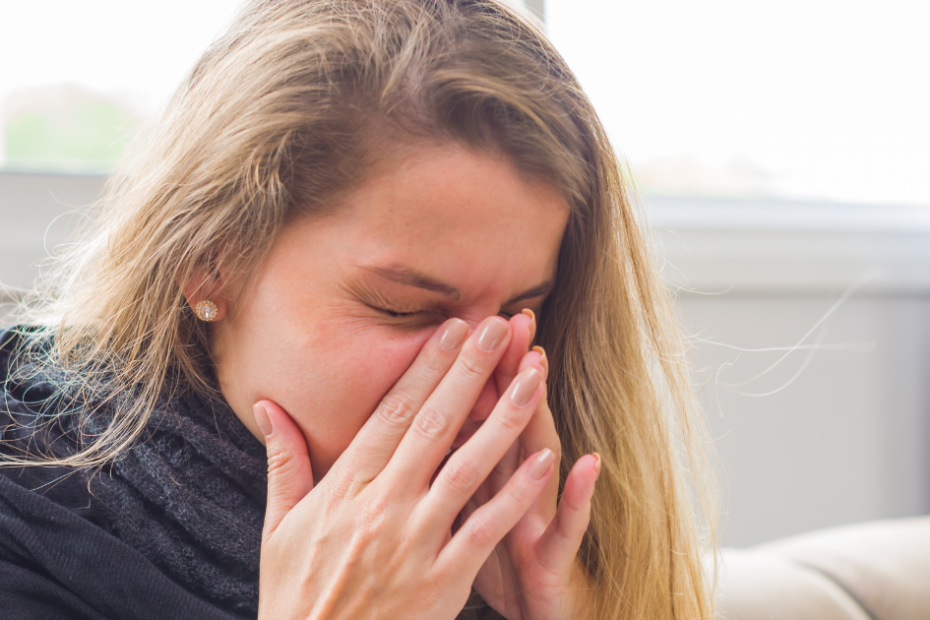 Mulher com sintomas de alergia respiratória relacionada ao IgE específico para fungos