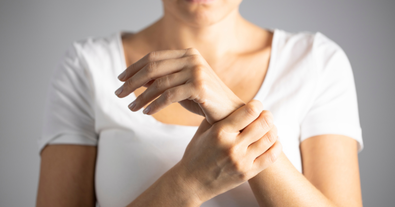 Fator Reumatoide: o que é, para que serve o exame e como interpretar os resultados Mulher com dor no punho associada a investigação de fator reumatoide