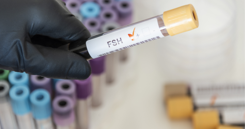 Tubo de coleta para dosagem de FSH alto na mulher em exame de sangue