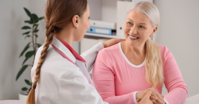 mulher em consulta ginecológica investigando sintomas de hpv na mulher