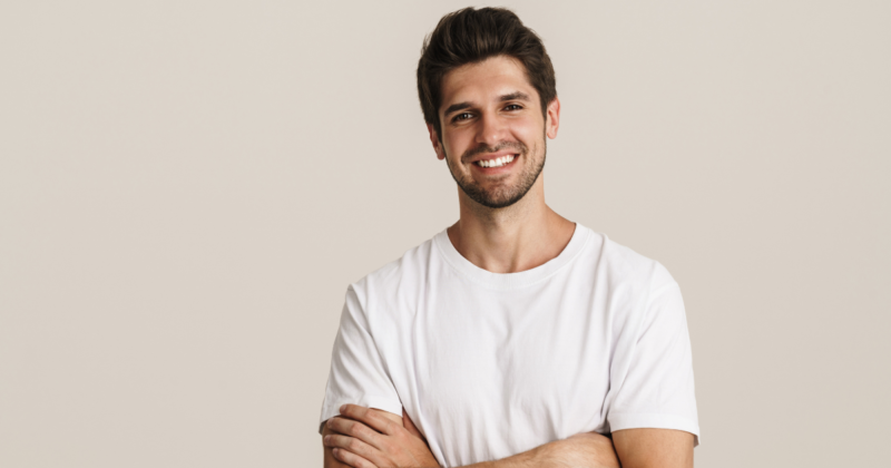 Eixo hormonal masculino: como funciona e o que pode afetar seus níveis Eixo hormonal masculino: homem sorridente com aparência saudável representando equilíbrio hormonal e bem-estar.