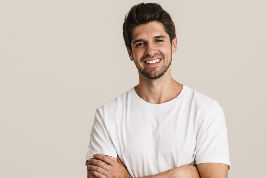 Eixo hormonal masculino: homem sorridente com aparência saudável representando equilíbrio hormonal e bem-estar.