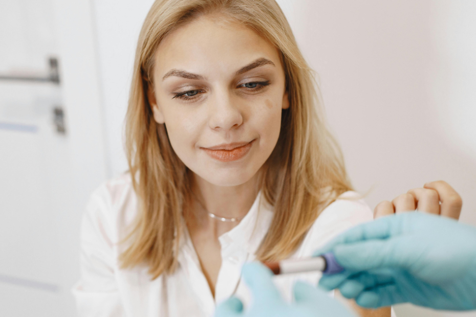mulher acompanhando sua coleta de exame macroprolactina