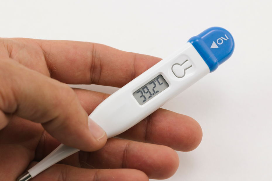 Termômetro indicando febre alta um dos sintomas de chikungunya