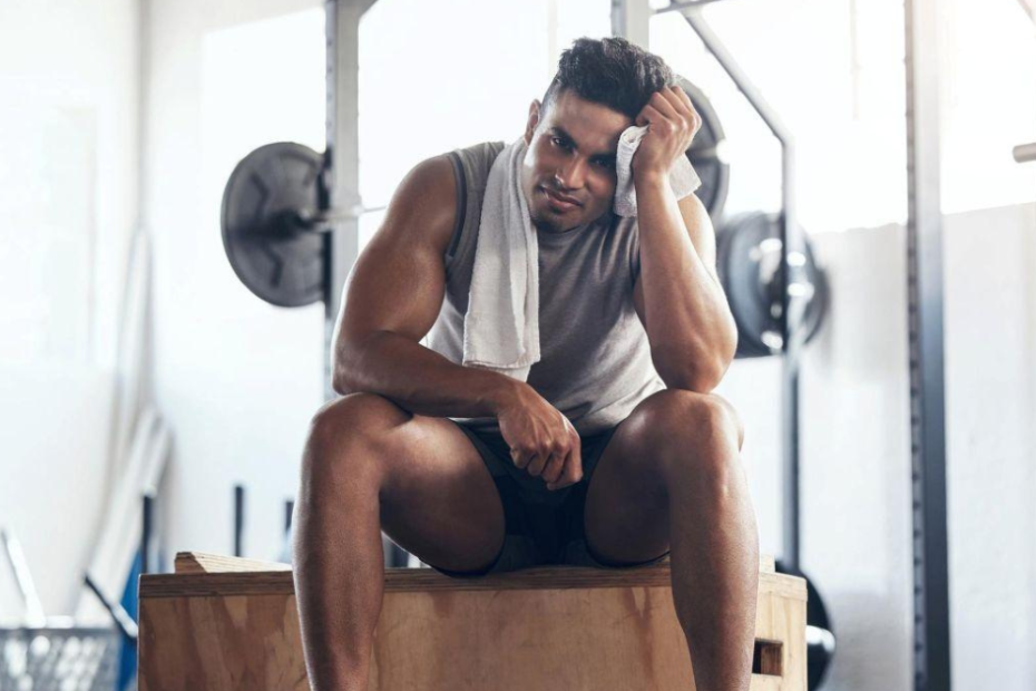 cortisol alto e desempenho esportivo homem cansado na academia após treino intenso