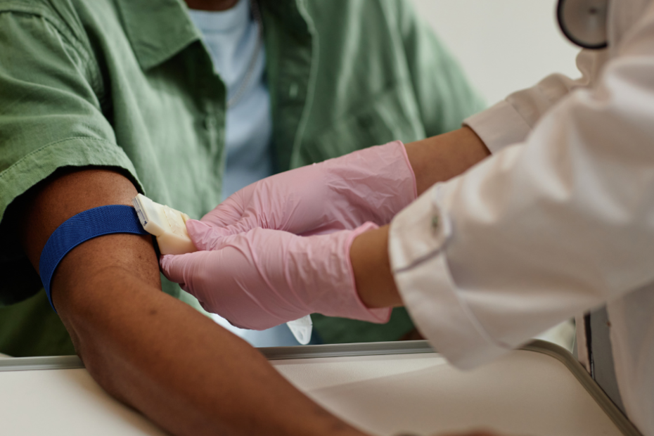 profissional realizando coleta explicando se precisa de pedido médico para exame de sangue