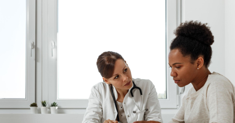 médica conversando com paciente sobre sintomas de clamídia na mulher.