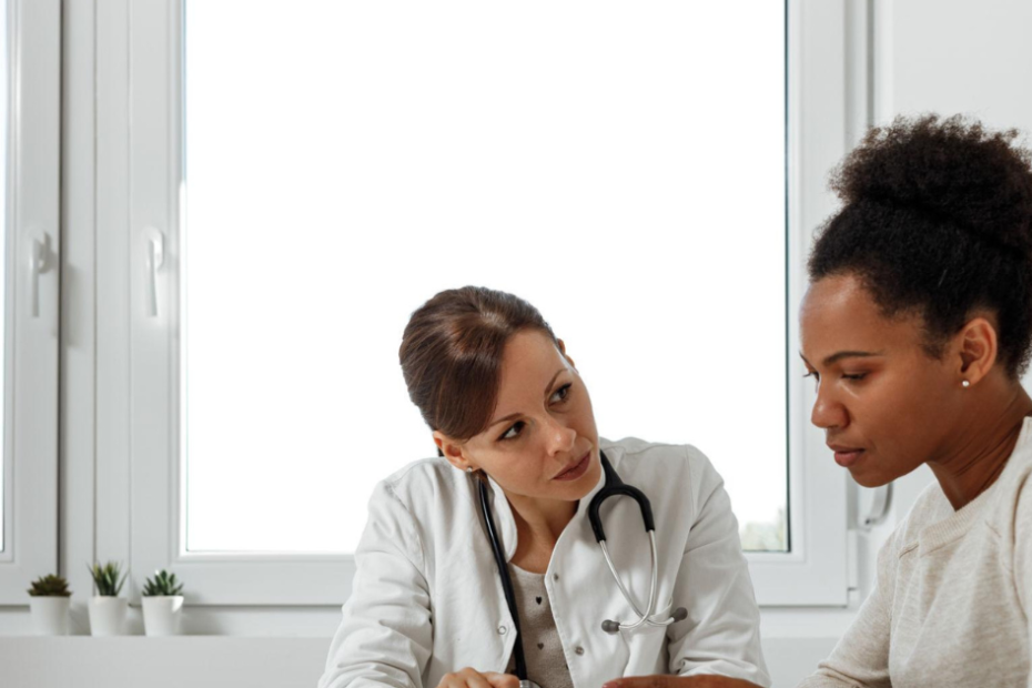 médica conversando com paciente sobre sintomas de clamídia na mulher.