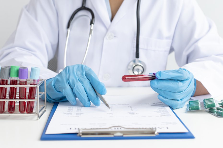 profissional avaliando resultado de cpk alto no exame de sangue.