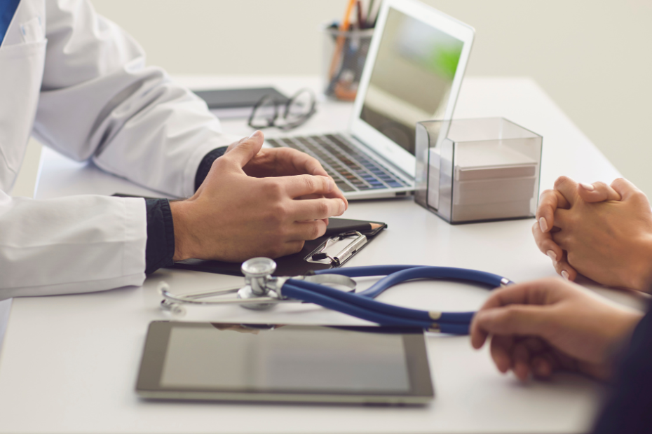 médico conversando com casal sobre sinais e sintomas do hiv.