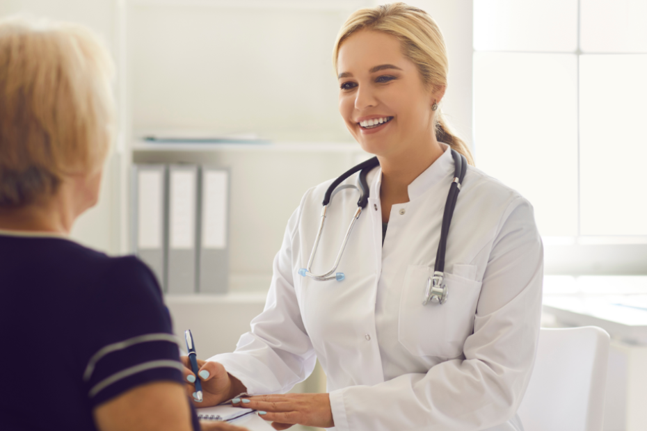 paciente recebendo orientação médica sobre shbg alto em mulheres.