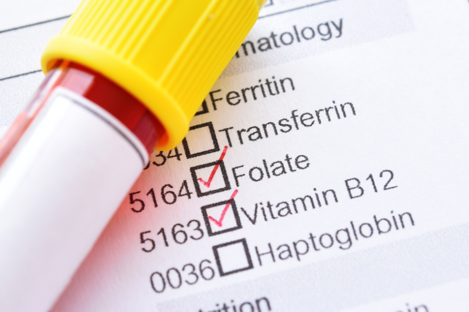 solicitação de exames de sangue para avaliar vitaminas.
