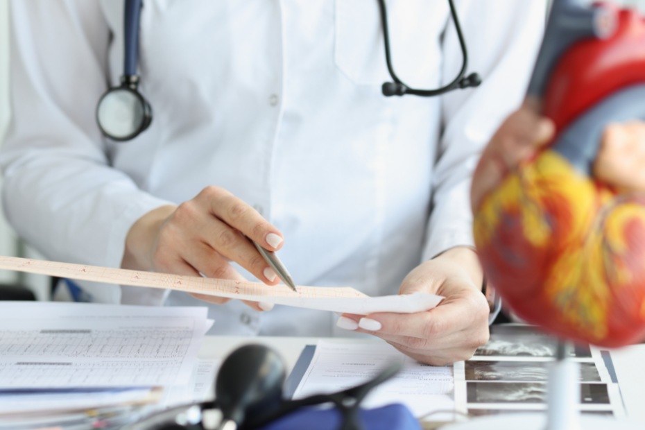 médico cardiologista avaliando resultado de colesterol não hdl.